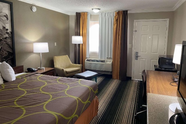 Super 8 by Wyndham Junction City image 1