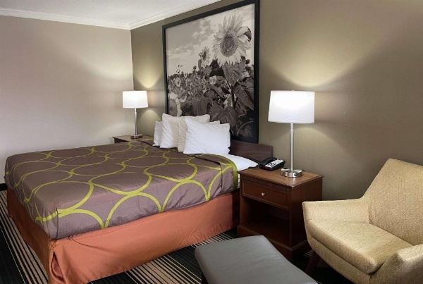 Super 8 by Wyndham Junction City image 13