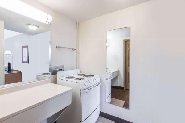 Super 8 by Wyndham Junction City image 24