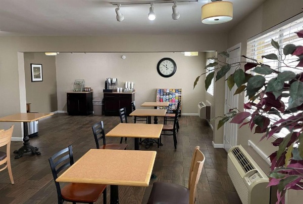 Super 8 by Wyndham Junction City image 26