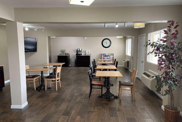 Super 8 by Wyndham Junction City image 27