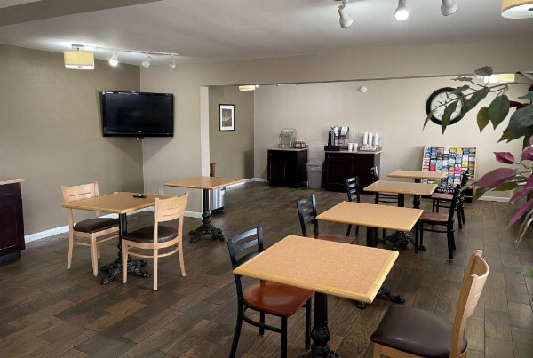 Super 8 by Wyndham Junction City image 28