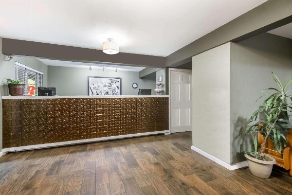 Super 8 by Wyndham Junction City image 5