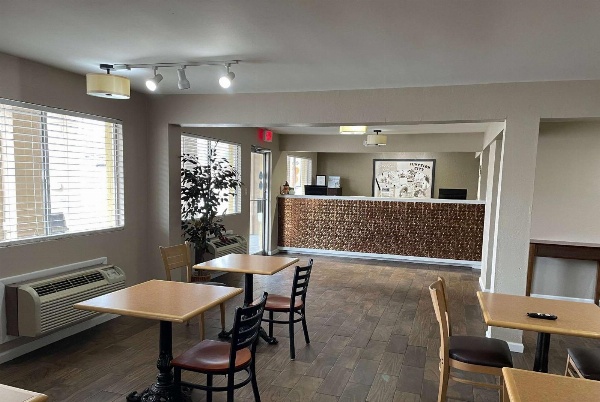 Super 8 by Wyndham Junction City image 6