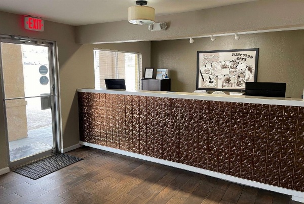 Super 8 by Wyndham Junction City image 7